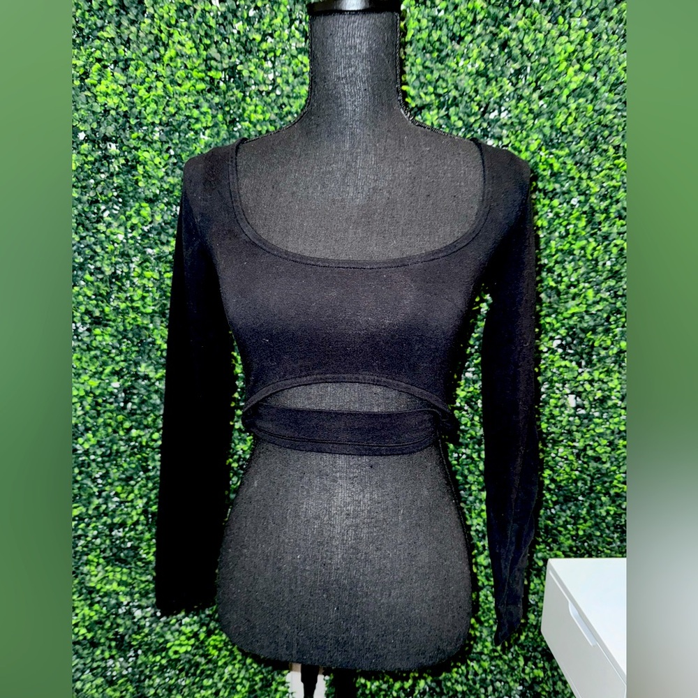 black long sleeve crop top
